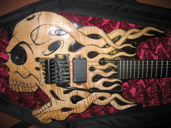 ESP-Carved-Skull-Guitar.JPG (600x450 -- 90886 bytes)