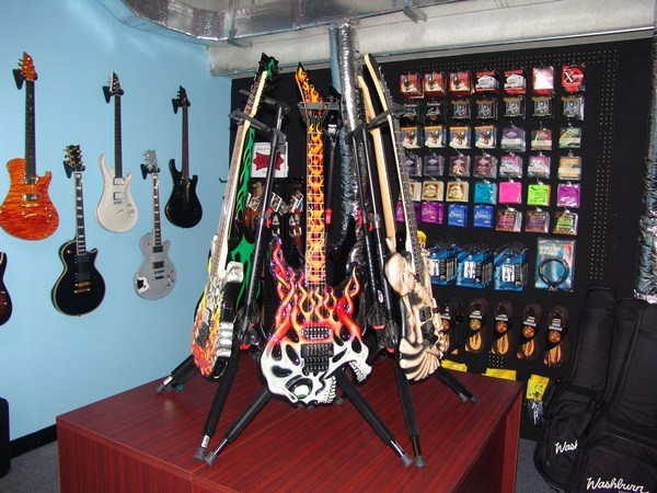 ESP-Guitars-Table-of-Death.jpg (600x450 -- 94354 bytes)