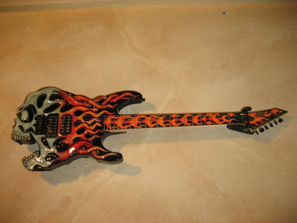 ESP-Screaming-Skull-Guitar-Jimmy-Diresta-1-Front.JPG (600x450 -- 53062 bytes)