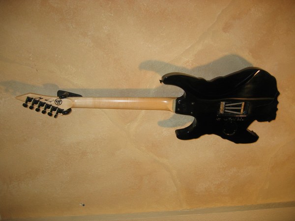 ESP-Screaming-Skull-Guitar-Jimmy-Diresta-1-Rear.JPG (600x450 -- 41880 bytes)