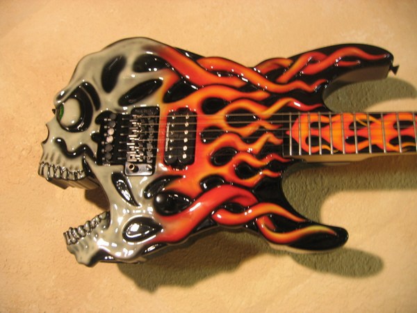 ESP-Screaming-Skull-Guitar-Jimmy-Diresta-1.JPG (600x450 -- 67800 bytes)