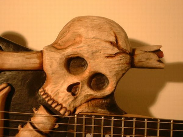 ESP-Skull-Bones-Guitar-Body-Top.JPG (600x450 -- 0 bytes)