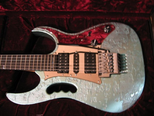 Ibanez-Steve-Vai-90th-Anniversary-Jem-Guitar-3.jpg (600x450 -- 61602 bytes)