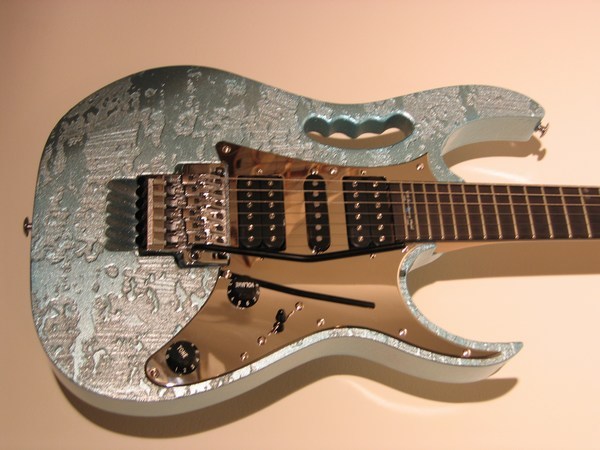 Ibanez-Steve-Vai-90th-Anniversary-Jem-Guitar-4.jpg (600x450 -- 62798 bytes)