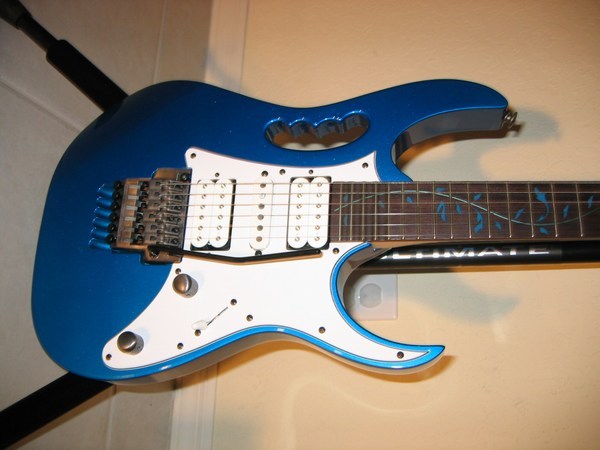 Ibanez-Steve-Vai-Jem-7VSBL-Guitar.jpg (600x450 -- 52507 bytes)